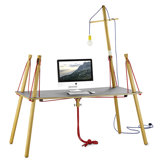 Produktfoto strippenzieher Nutzung Schreibtisch mit zusätzlicher Leuchte.