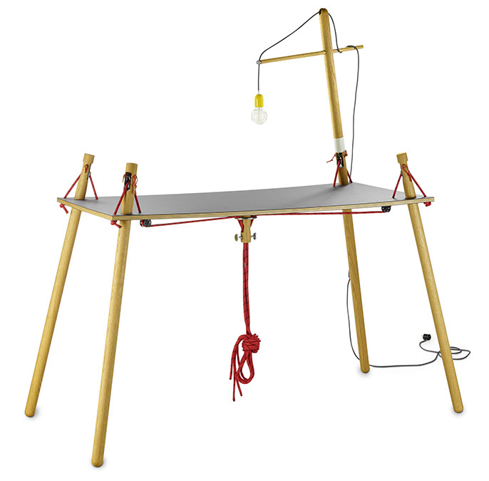 Produktfoto strippenzieher Nutzung Stehtisch mit zusätzlicher Leuchte.
