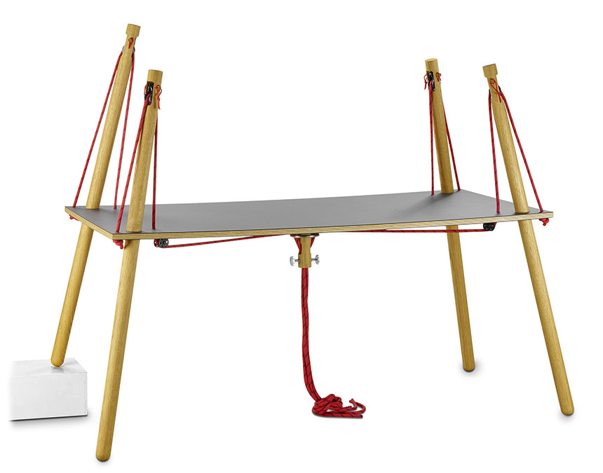 Produktfoto strippenzieher Nutzung Schreibtisch mit unterschiedlichen Tischbein höhen.